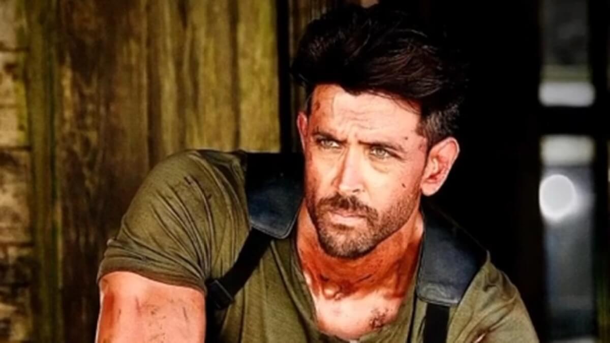 Hrithik Roshan doing yoga in lockdown, shared his workout fitness tips