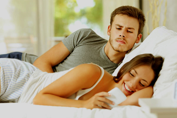 These 5 Habits are a Sign of a Cheating Girlfriend